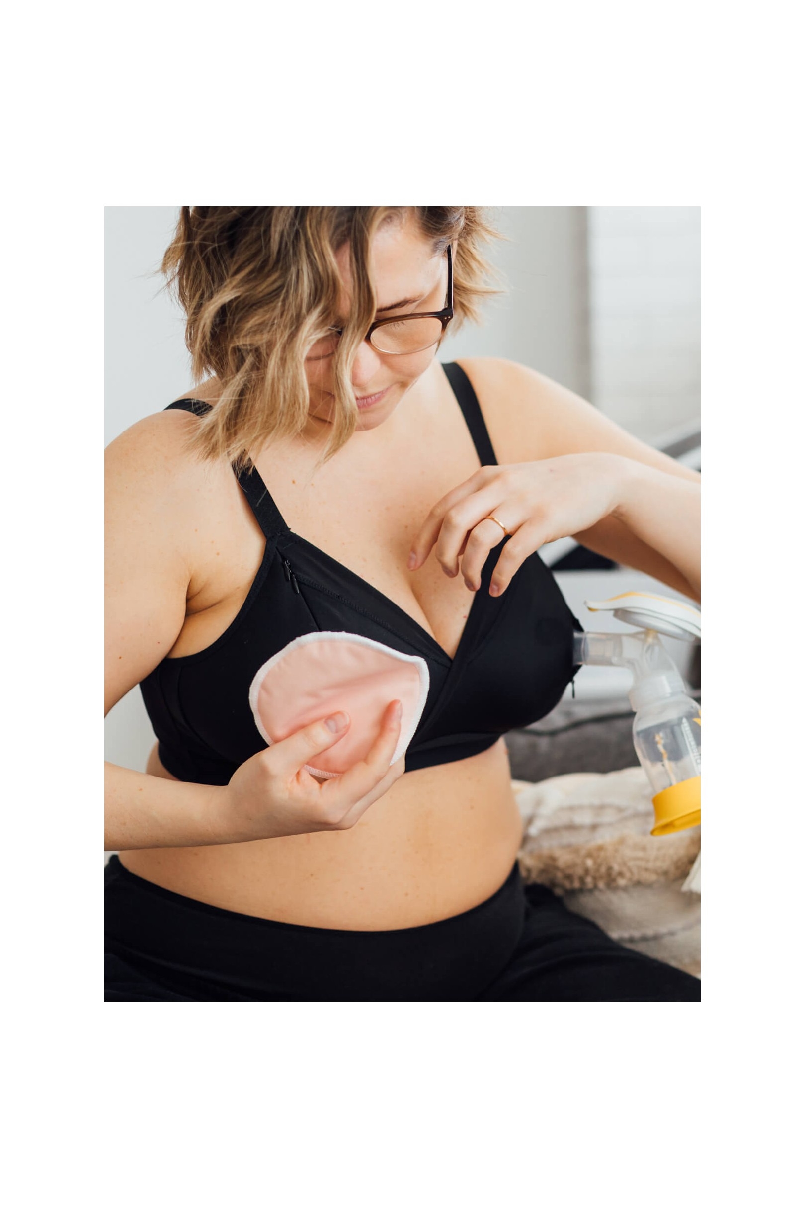 Cozy Hands Free Pumping Bras Maternity Adjustable Breastfeeding Buckle Back  Supportive Nursing Bra (Color : Black, Size : M) : : Fashion