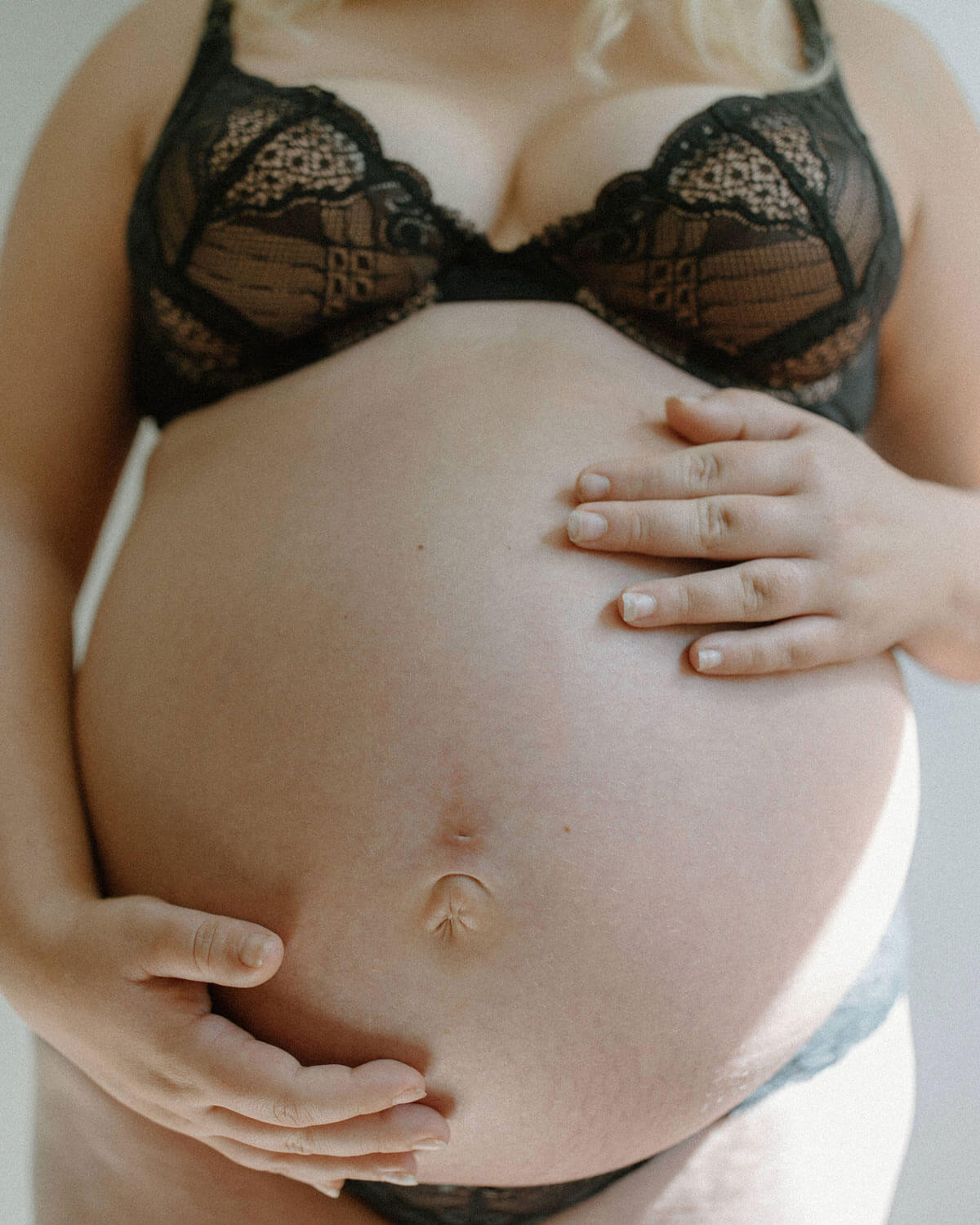 pregnant woman wearing black nursing bra